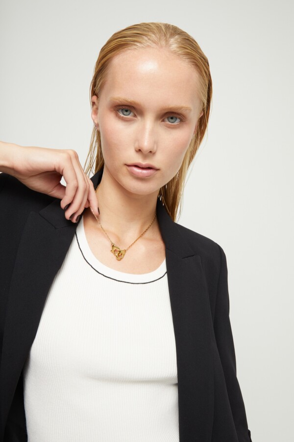 COLLAR BAÑADO EN ORO 18K CON DETALLE DE MOSQUETÓN ENTRELAZADO Colgante