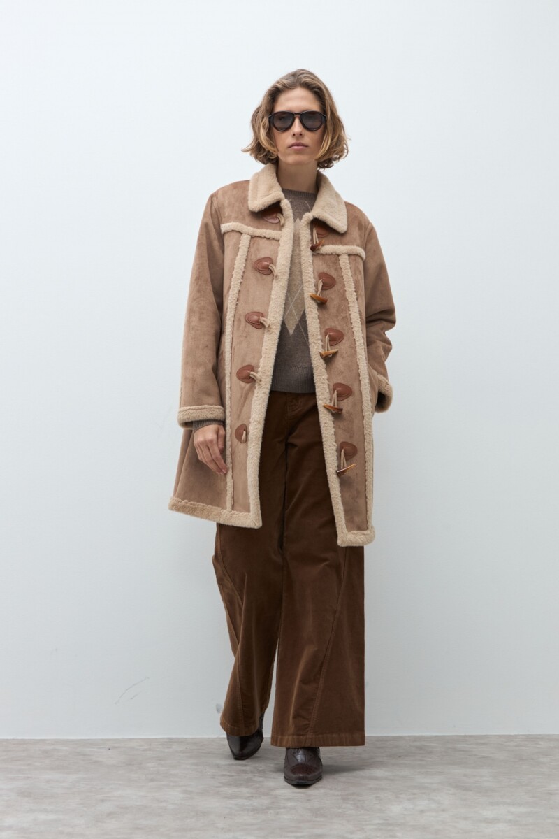 Abrigo simil gamuza alamares tostado