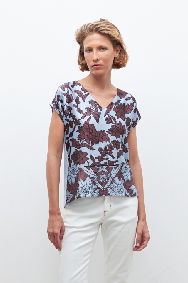 Blusa frente estampado floral celeste
