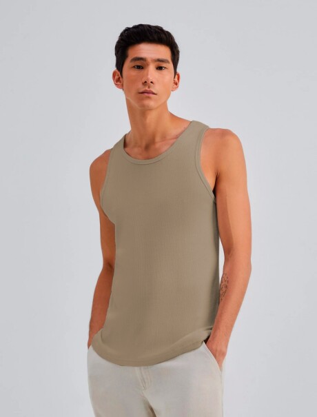 MUSCULOSA BÁSICA SLIM EN TELA ACANALADA BEIGE