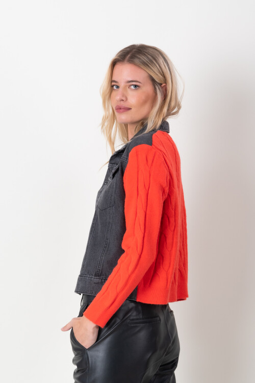 Campera de jean con mangas tejidas Rojo