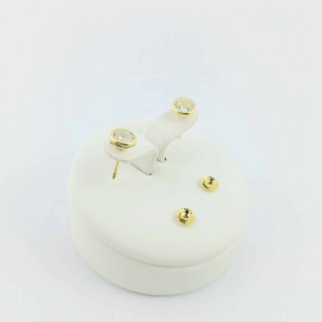 Caravanas de oro 18k con circonia engarzada a la inglesa. Caravanas de oro 18k con circonia engarzada a la inglesa.