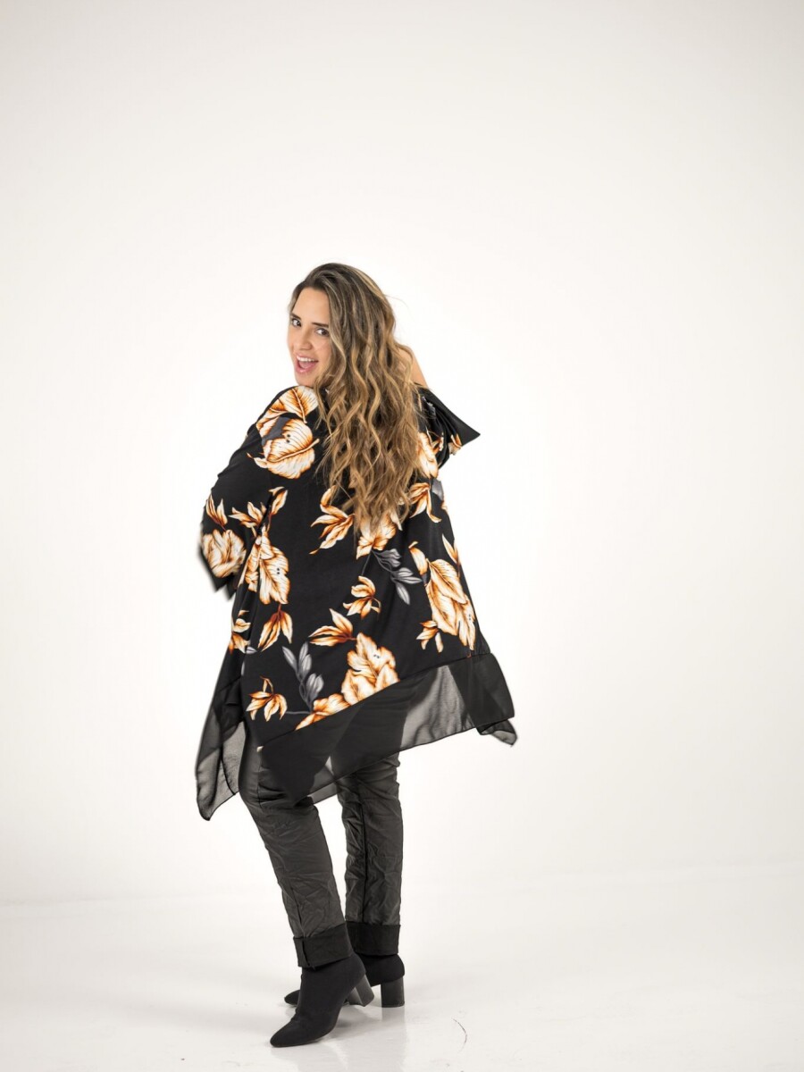 Blusa over size de viscosa elastizada, de base negra. Naranja