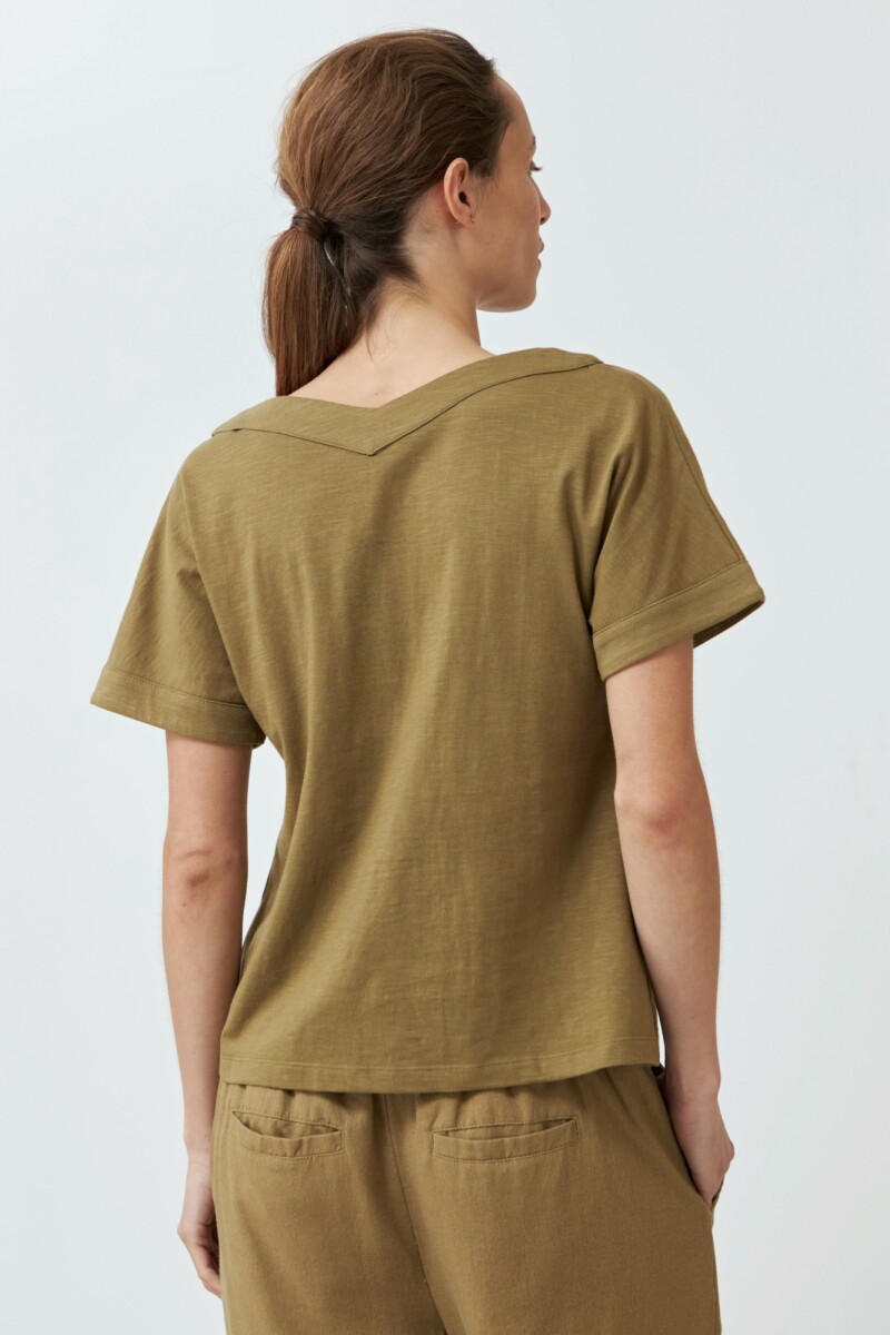 Remera con botones verde oliva