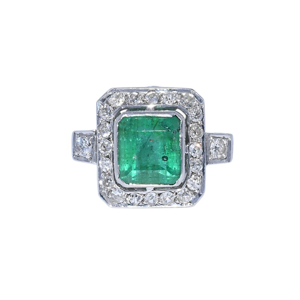 Anillo Oro 18 k blanco con esmeralda central y brillantes. 