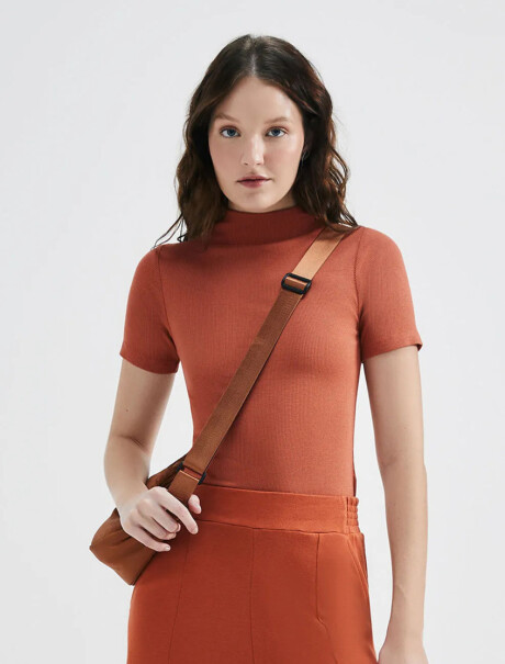 CAMISETA BÁSICA DE CUELLO ALTO NARANJA