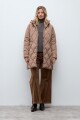 Campera capitoneada con capucha tostado
