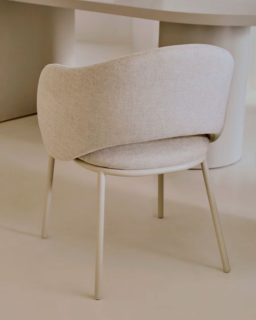 Silla Maina de chenilla beige y patas de acero con acabado beige FSC Mix Credit Silla Maina de chenilla beige y patas de acero con acabado beige FSC Mix Credit