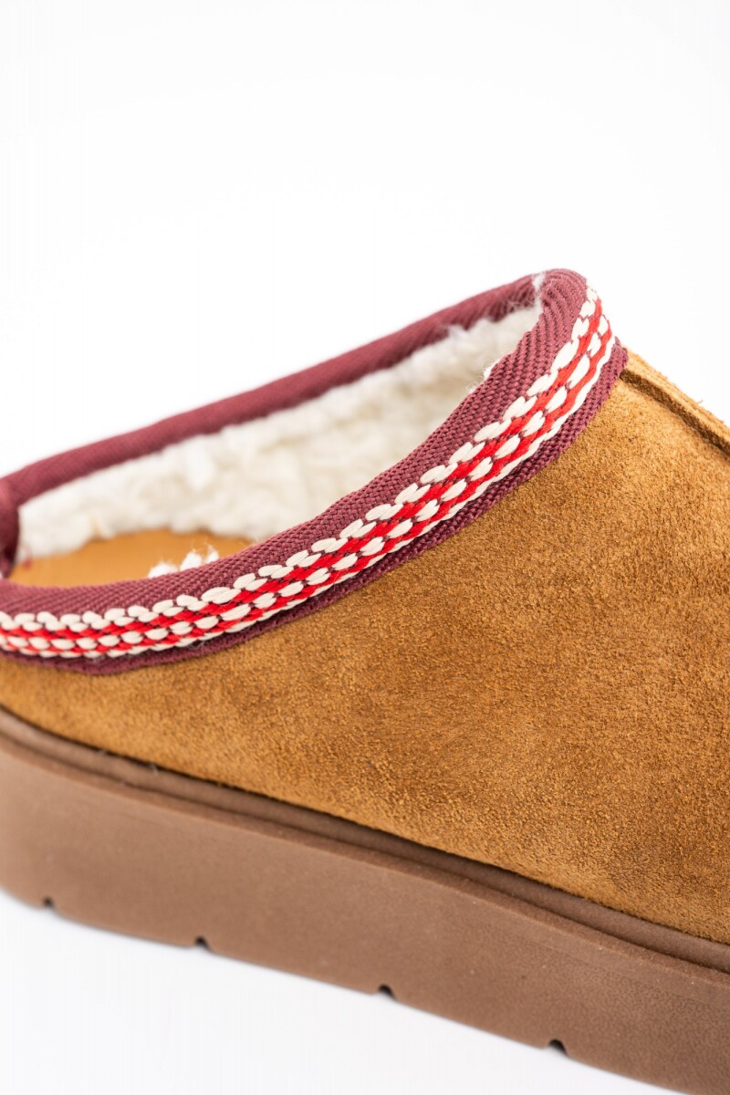 Zueco Gamuza Con Guarda Bordada Camel