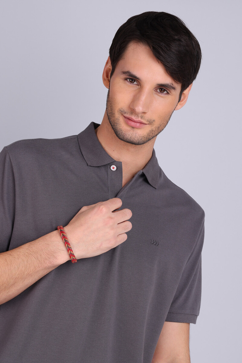 Remera con cuello Arrow GRIS