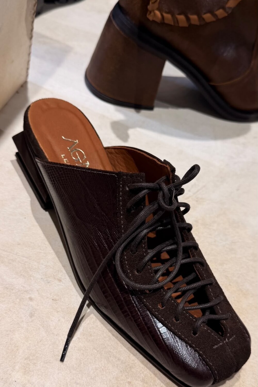 Escultura Shoes Chocolate