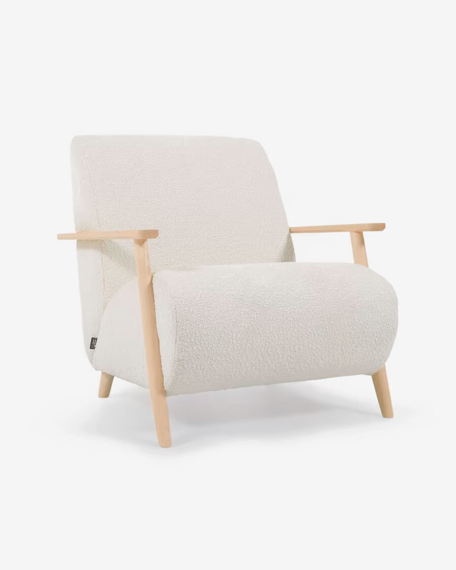 Butaca Meghan de borreguito blanco y patas de madera maciza de fresno con acabado natural