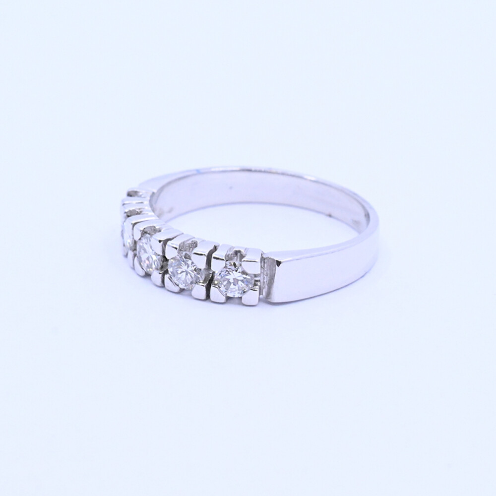 Anillo oro 18k blanco y brillantes engarce 4 puntas. Anillo oro 18k blanco y brillantes engarce 4 puntas.