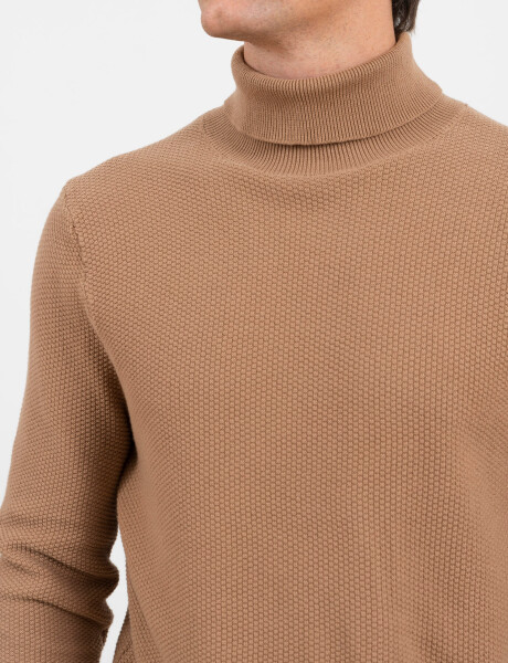 Sweater cuello alto tostado