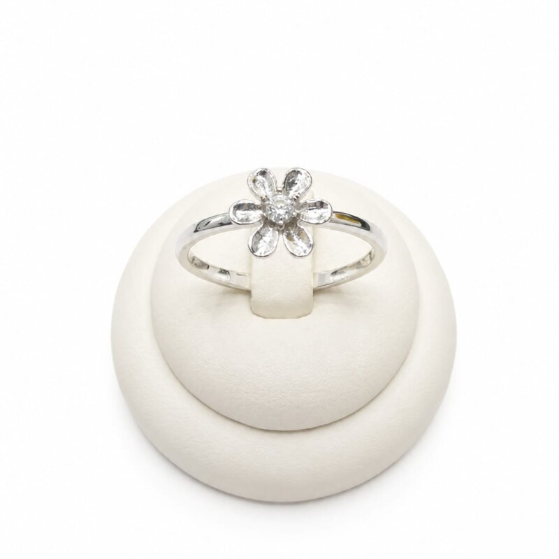 Anillo con flor al centro y zirconia Anillo con flor al centro y zirconia