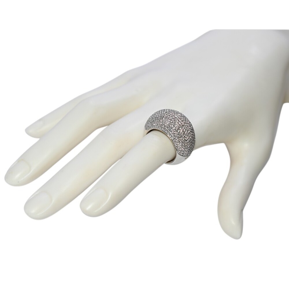 Anillo en oro 18k blanco y brillantes pave. Anillo en oro 18k blanco y brillantes pave.