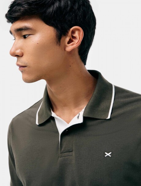 CAMISETA DE CUELLO CON BORDADO VERDE