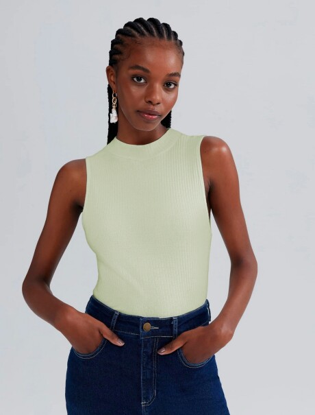 MUSCULOSA DE CUELLO ALTO EN TELA ACANALADA VERDE