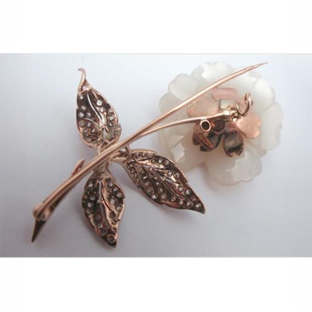 Prendedor Oro 18K, cuarzo blanco, brillante y diamantes Prendedor Oro 18K, cuarzo blanco, brillante y diamantes