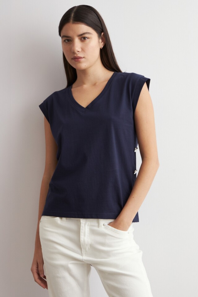 Remera con botones azul marino