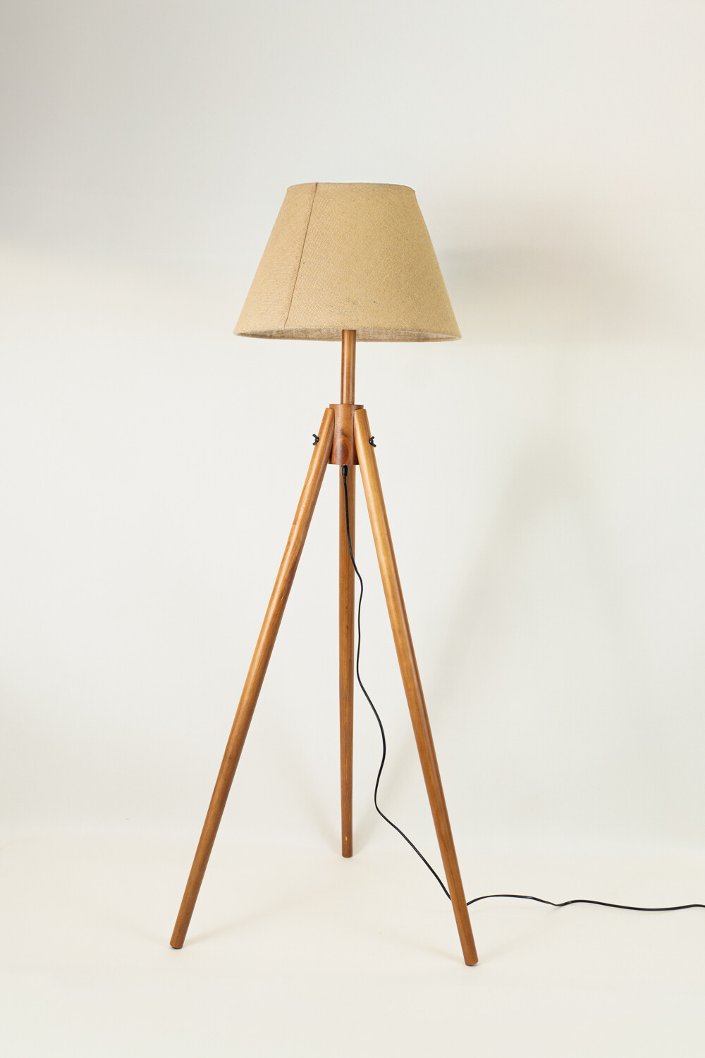 Lampara De Pie Gilbert Color Unico