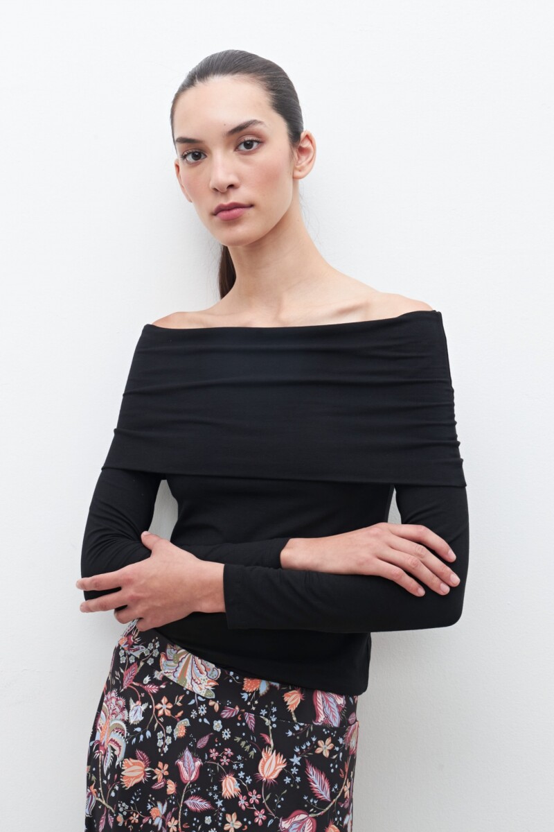 Remera escote bardot negro