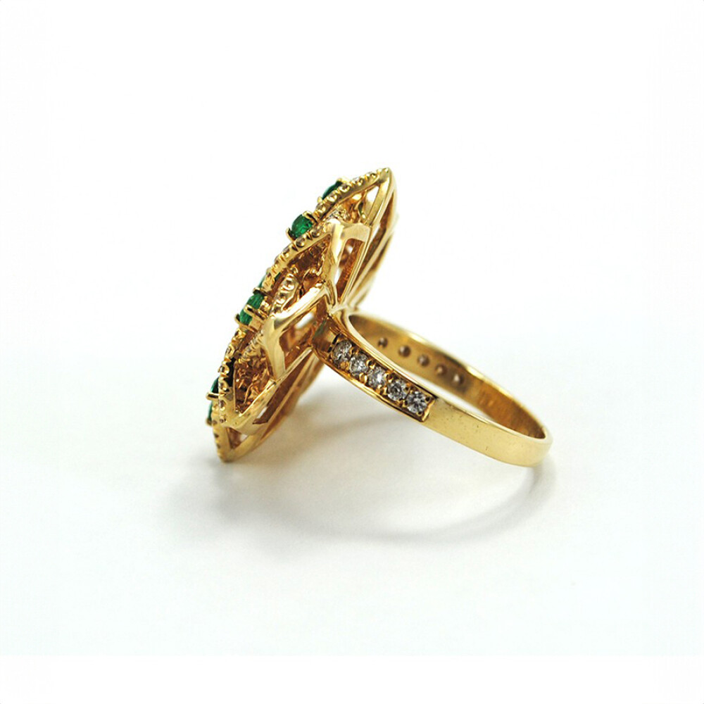Anillo moderno, oro amarillo 18K , diamantes y esmeralda. Anillo moderno, oro amarillo 18K , diamantes y esmeralda.