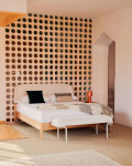Cama Octavia madera contrachapada de fresno y cabecero tapizado blanco FSC Mix Credit 180x200cm Cama Octavia madera contrachapada de fresno y cabecero tapizado blanco FSC Mix Credit 180x200cm