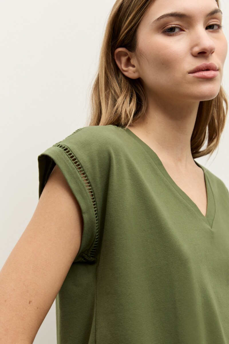 Remera con vainillas verde oliva