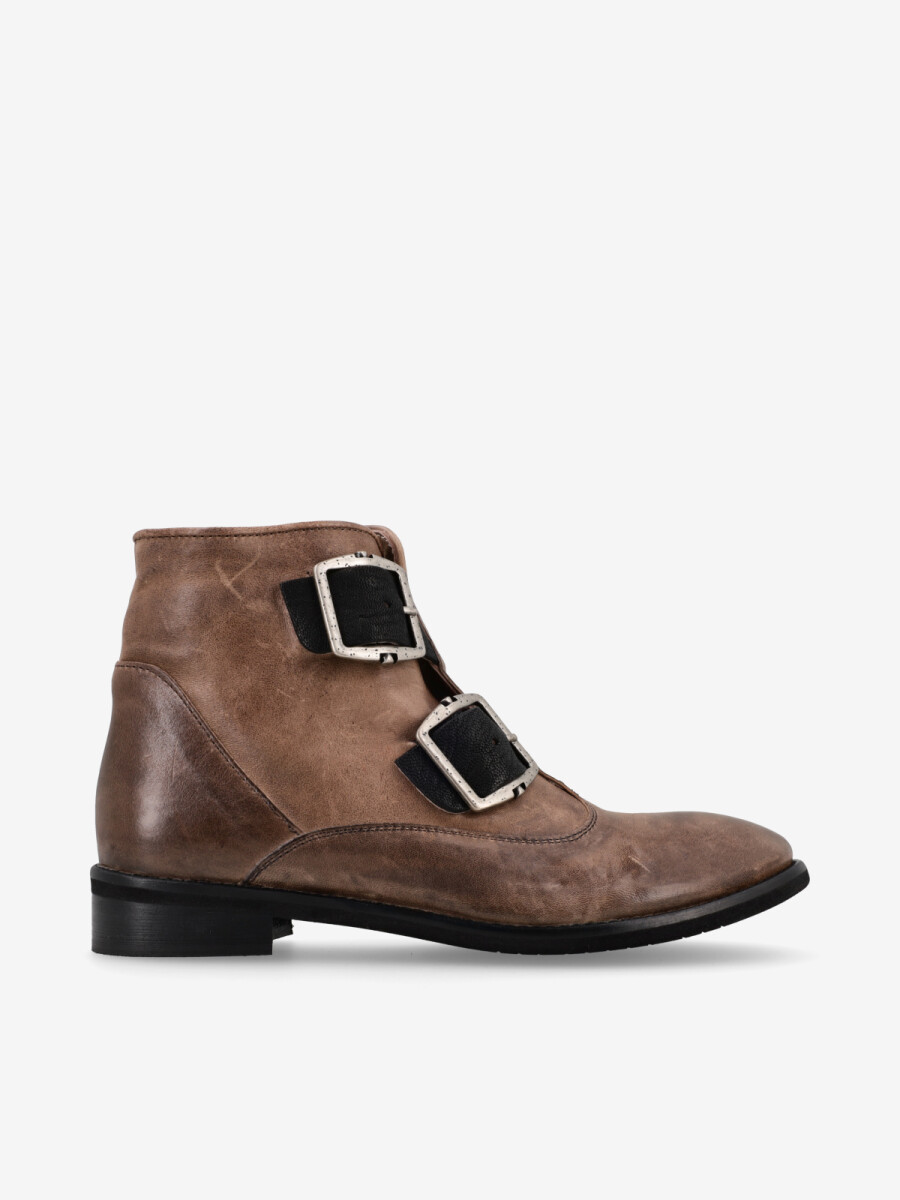 BOTA CORTA CON HEBILLA 