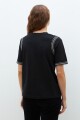Remera con bordados en contraste negro