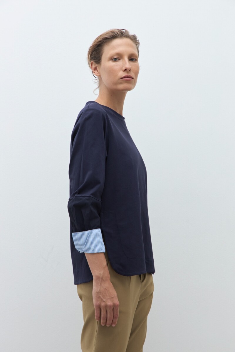 Remera con puños rayados azul marino