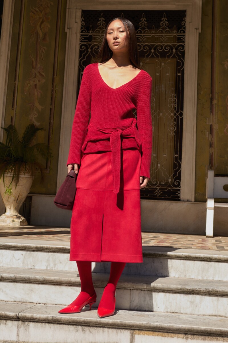 Falda simil gamuza con tajo rojo