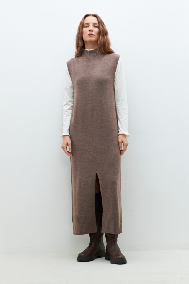 Vestido tejido con tajo chocolate