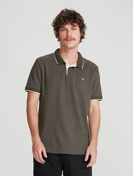 CAMISA DE CUELLO CON BORDADO VERDE