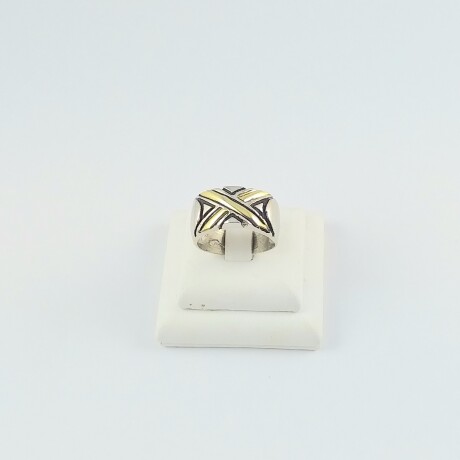 Anillo plata 925 con detalle cruzado de doublé de oro 18K. Medidas diámetro interno 18mm, ancho superior 1cm #16.5 Anillo plata 925 con detalle cruzado de doublé de oro 18K. Medidas diámetro interno 18mm, ancho superior 1cm #16.5