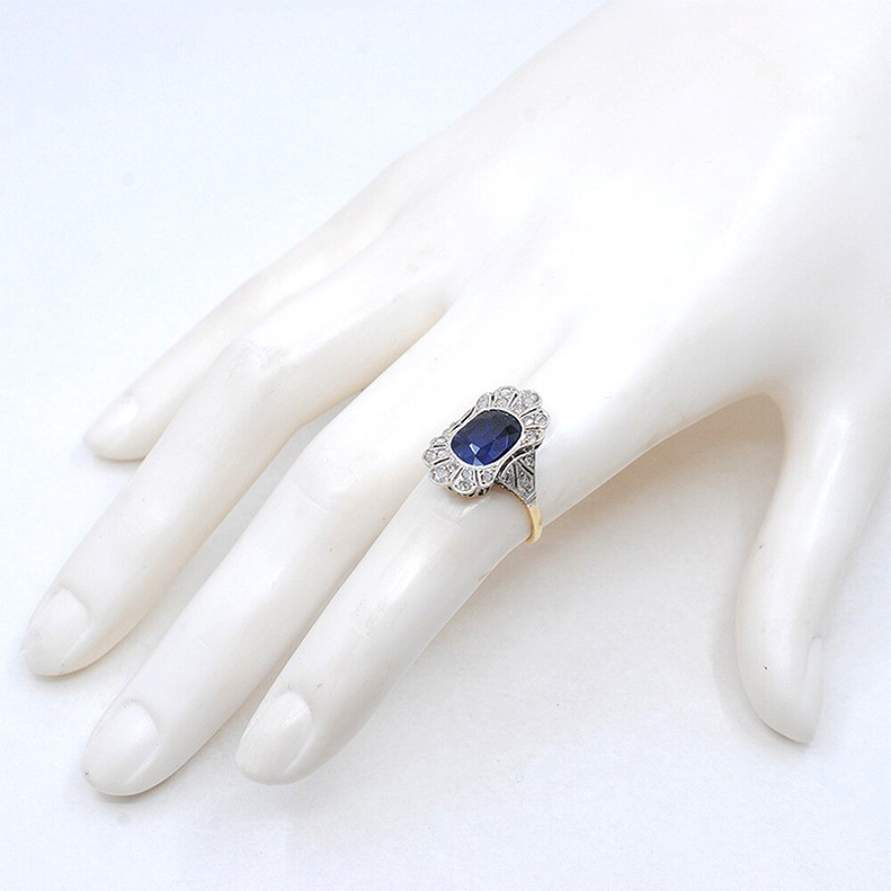 Anillo En Oro 18K, Brillantes Y Zafiro Sintético Anillo En Oro 18K, Brillantes Y Zafiro Sintético