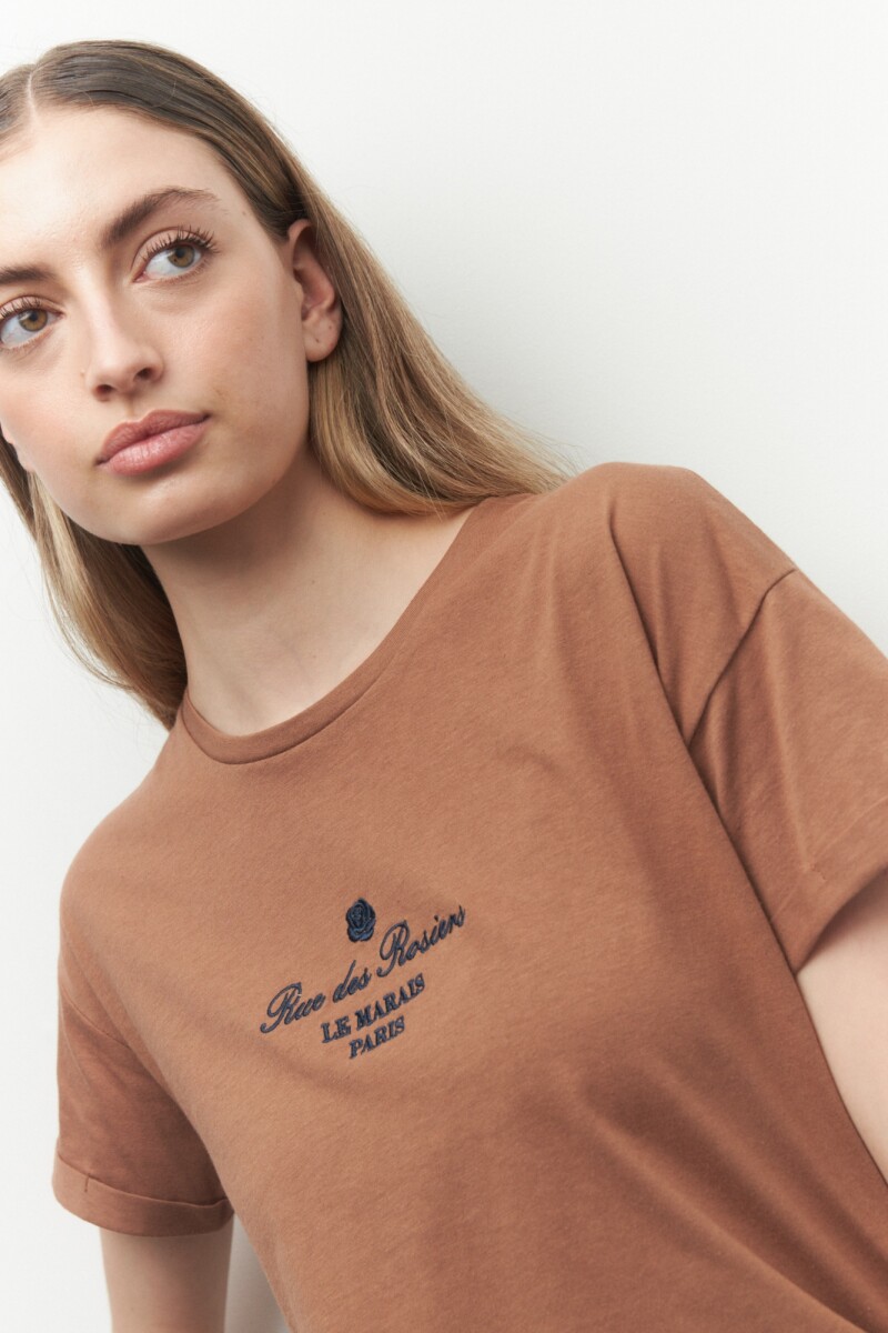 REMERA LE MARAIS Marrón Corteza