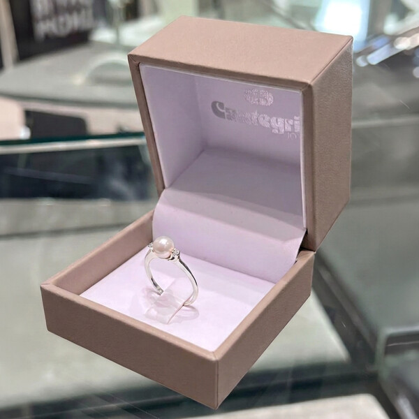 Anillo Gretta en Oro Blanco 18k con Perla y Brillantes Anillo Gretta en Oro Blanco 18k con Perla y Brillantes