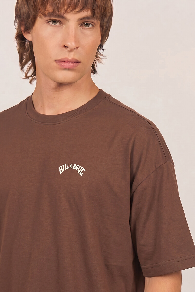 REMERA ARCH EMB OVER TEE H-marron