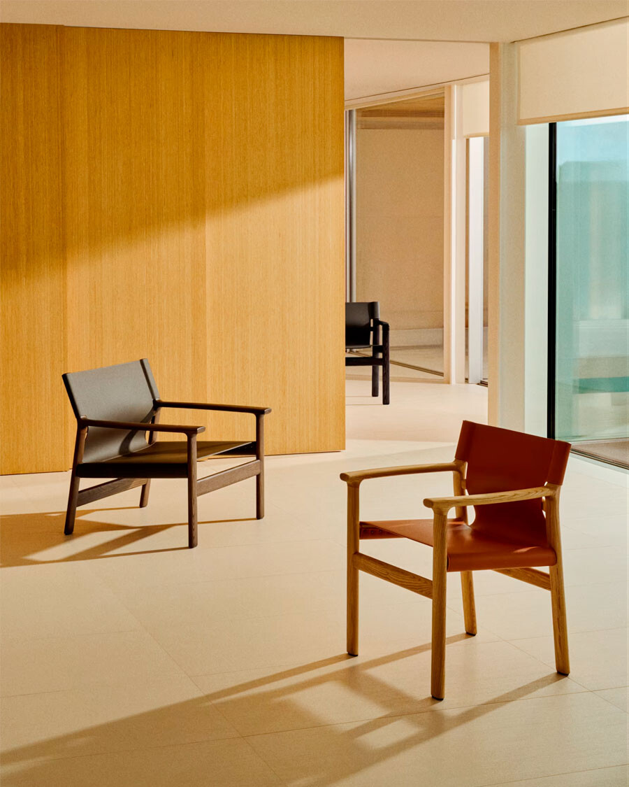 Butaca Jan de fibras de cuero reciclado marrón oscuro y madera maciza de fresno con acabado tono nogal FSC 100% Butaca Jan de fibras de cuero reciclado marrón oscuro y madera maciza de fresno con acabado tono nogal FSC 100%