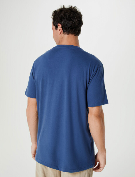 CAMISETA BÁSICA WORLD CON BORDADO AZUL