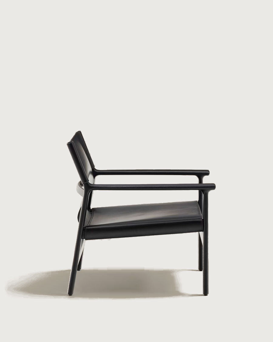 Butaca Jan de fibras de cuero reciclado reciclado negra y madera maciza de fresno con acabado negro FSC 100%