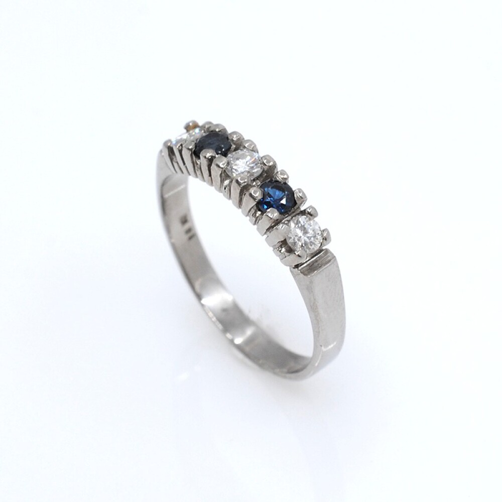 Anillo en oro 18k blanco brillantes y zafiros. Anillo en oro 18k blanco brillantes y zafiros.