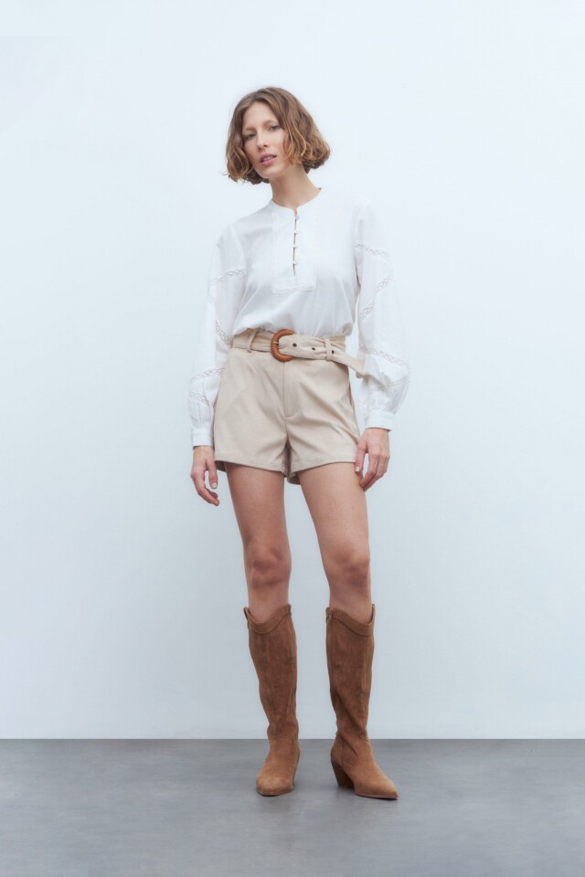 Short simil gamuza con cinto beige