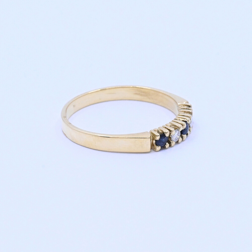 Anillo medio sin fin oro 18k con 3 zafiros azules y 2 brillantes. Anillo medio sin fin oro 18k con 3 zafiros azules y 2 brillantes.
