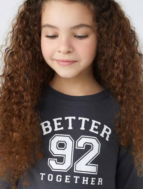 BLUSA DE NIÑA ESTAMPADA CON FRUNCE GRIS OSCURO