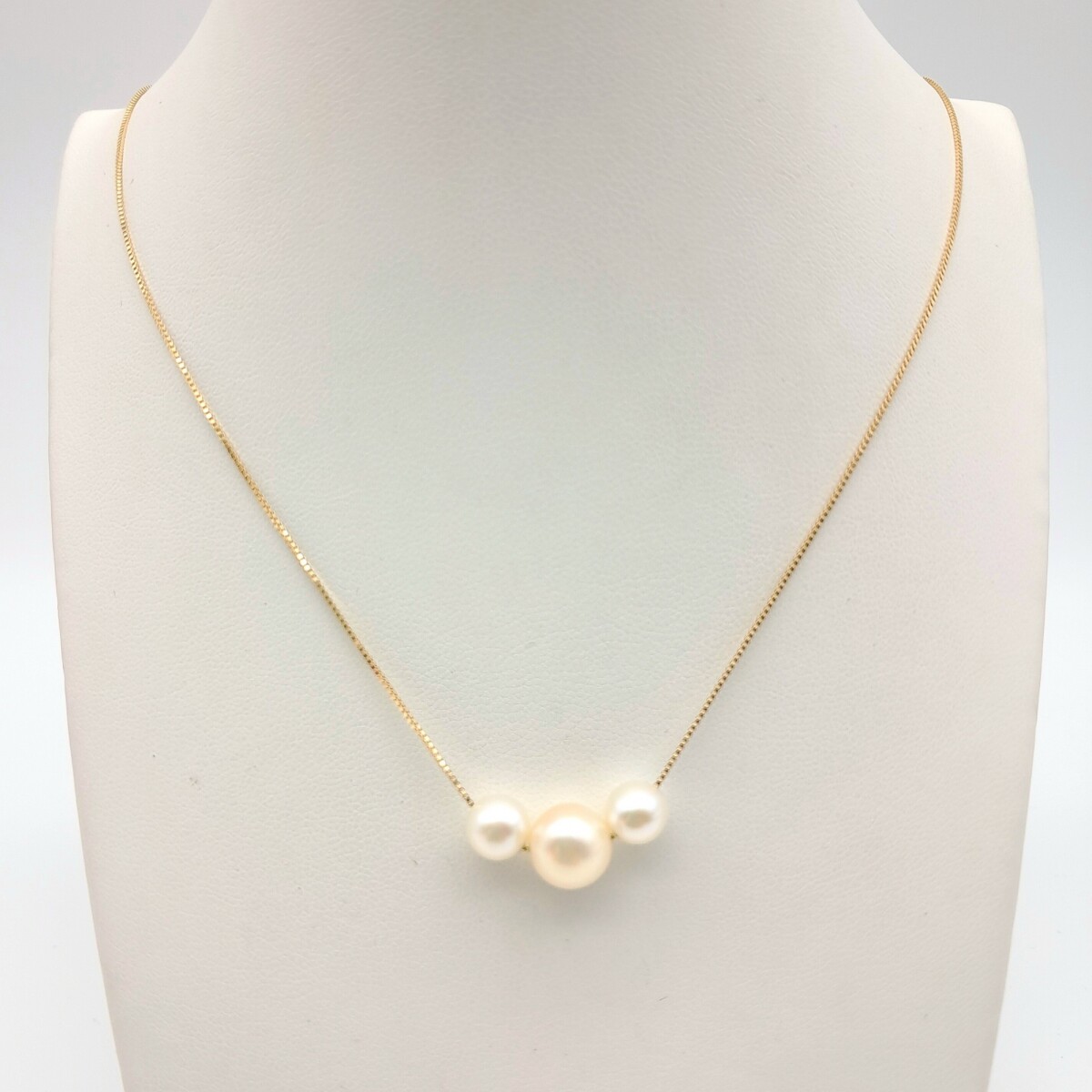 Conjunto de cadena en oro 9 ktes con perlas de cultivo. 