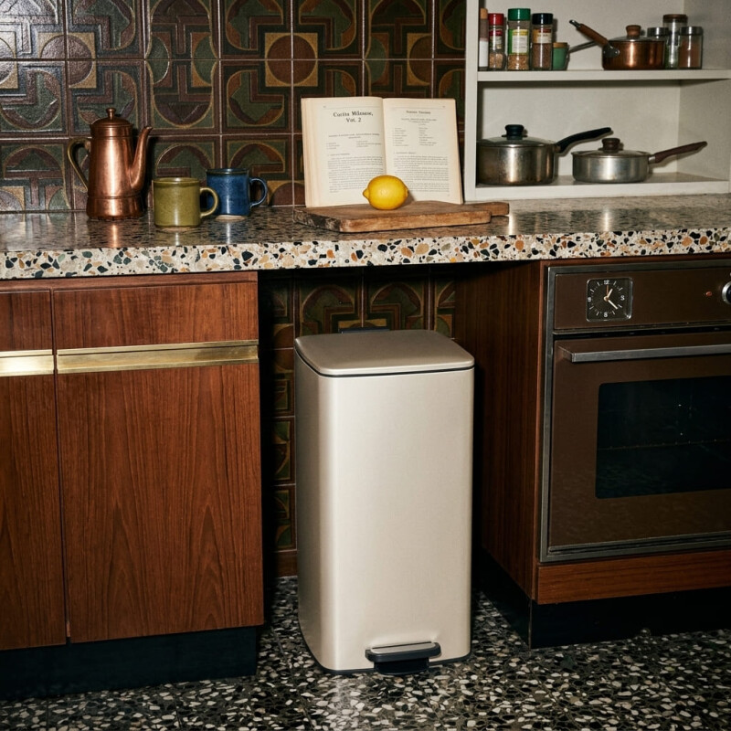 Tacho cesto de basura 30L cuadrado con tapa a pedal - beige Tacho cesto de basura 30L cuadrado con tapa a pedal - beige