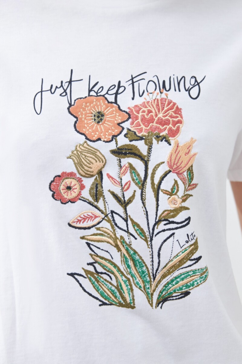 Remera con estampa y bordado floral blanco